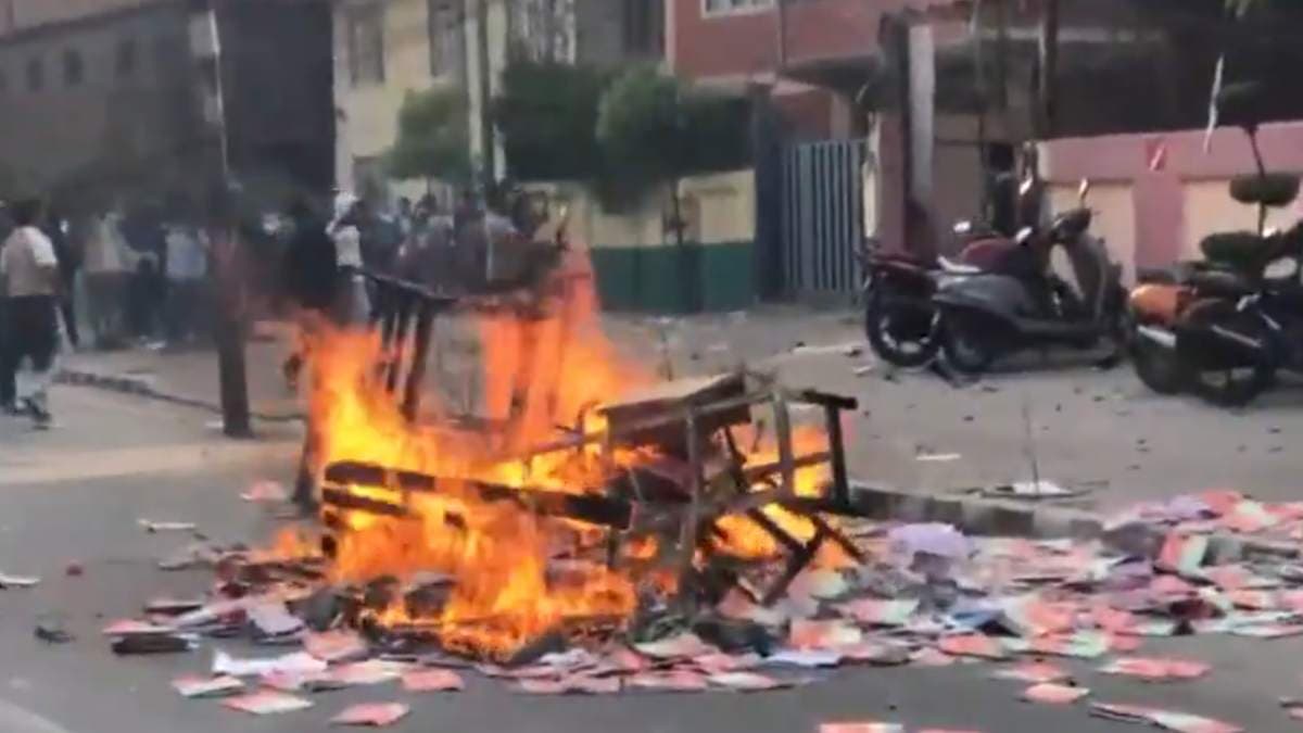 नेपाल के PM ने बुलाई आपात बैठक, एयरपोर्ट बंद, कई इलाकों में कर्फ्यू; कैसे हैं काठमांडू के हालात?