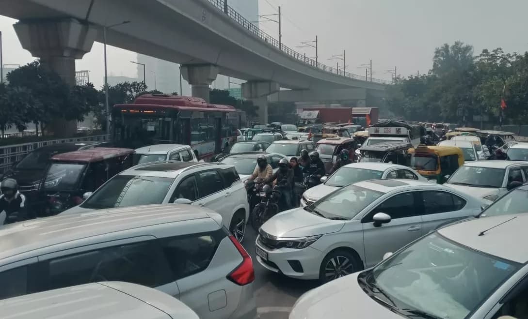 गौतमबुद्ध नगर में प्राधिकरण की गलती से 40 स्थान बने जाम का हॉटस्पॉट, वायु और ध्वनि प्रदूषण से भी लोग परेशान