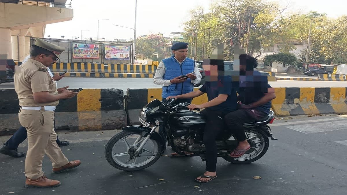 नोएडा में होली पर जमकर टूटे ट्रैफिक नियम, पुलिस ने इनकी हिरोगिरी पर कसी लगाम