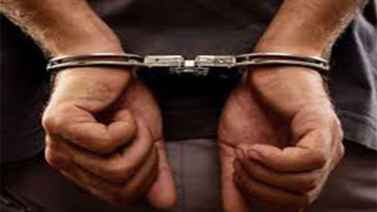 नोएडा के कपल के फ्लैट से पकड़ीं 3 लड़कियां, फेसबुक पेज बना देते थे मॉडलिंग के ऑफर