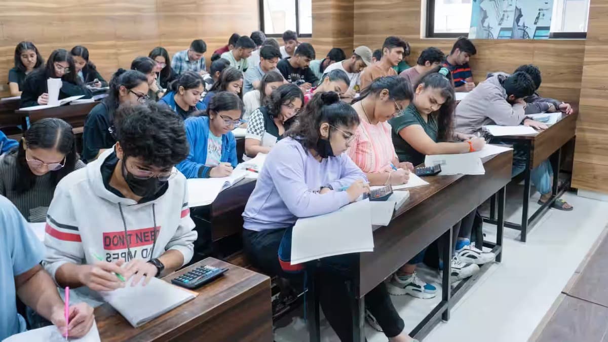 छात्रों के भविष्य पर सवाल, कोचिंग सेंटरों की मनमानी रोकने वाला बिल अटका