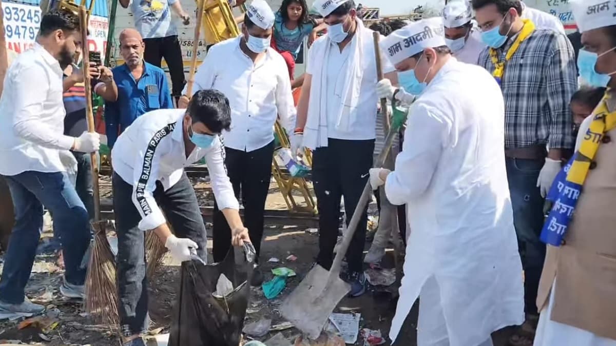 आप नेता संजय सिंह ने नोएडा में लगाई झाड़ू, सरकार पर साधा निशाना