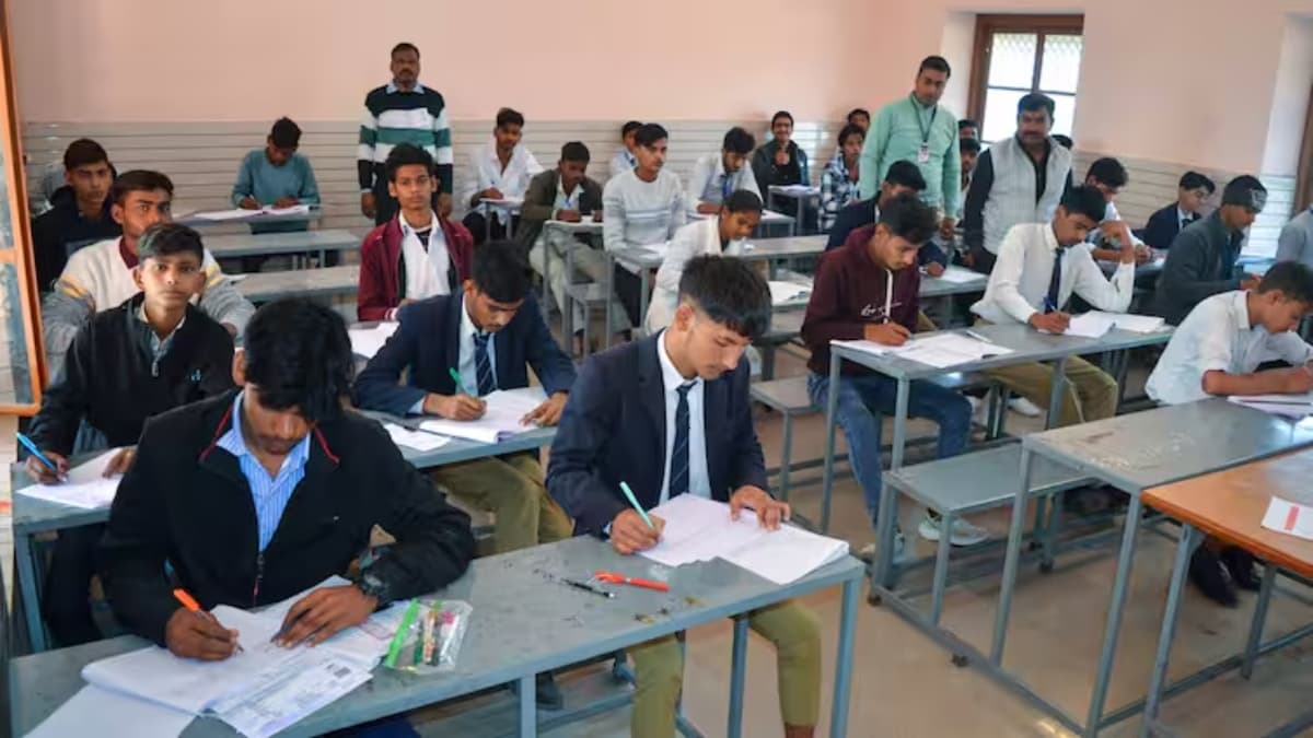 UP: एटा में 10वीं बोर्ड के गणित का पेपर लीक, सेंटर के इंचार्ज पर मामला दर्ज