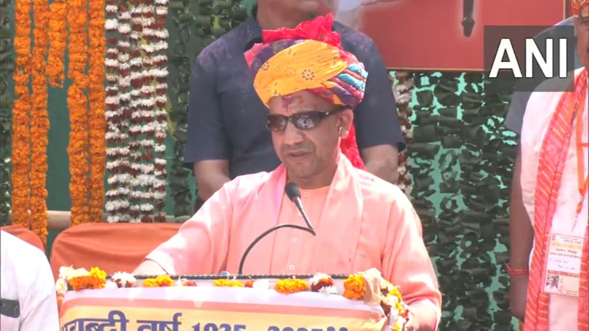 होली पर CM योगी ने लगाई विपक्ष की क्लास, बोले- 'कुछ लोग सनातन धर्म को बदनाम करते हैं'