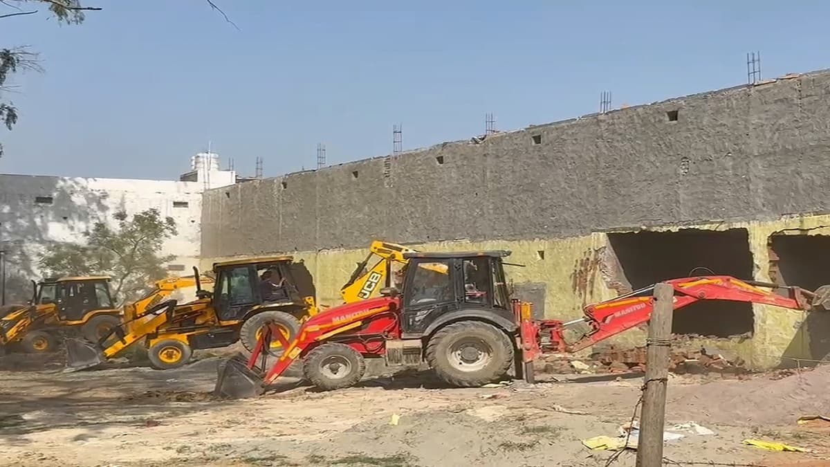 नोएडा इंटरनेशनल एयरपोर्ट की जमीन पर चला बुलडोजर, नोटिस के बाद हुआ एक्शन