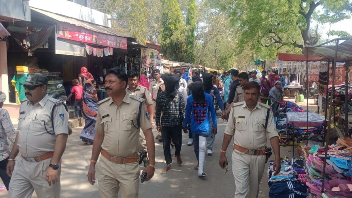 Dhar News: 11 लाख की लूट के आरोपियों को अनोखी सजा, पूरे नगर में निकाला जुलूस