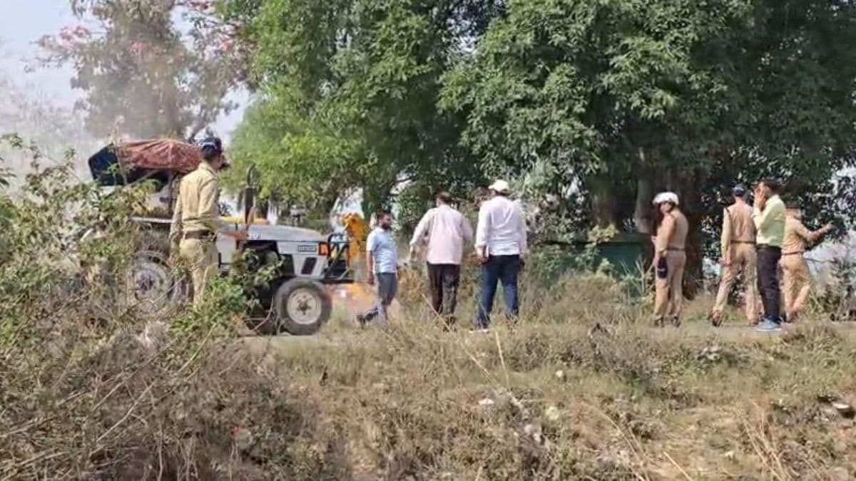 हरिद्वार में अवैध मजार पर चला प्रशासन का बुलडोजर, कुछ दिन पहले जारी हुआ था नोटिस