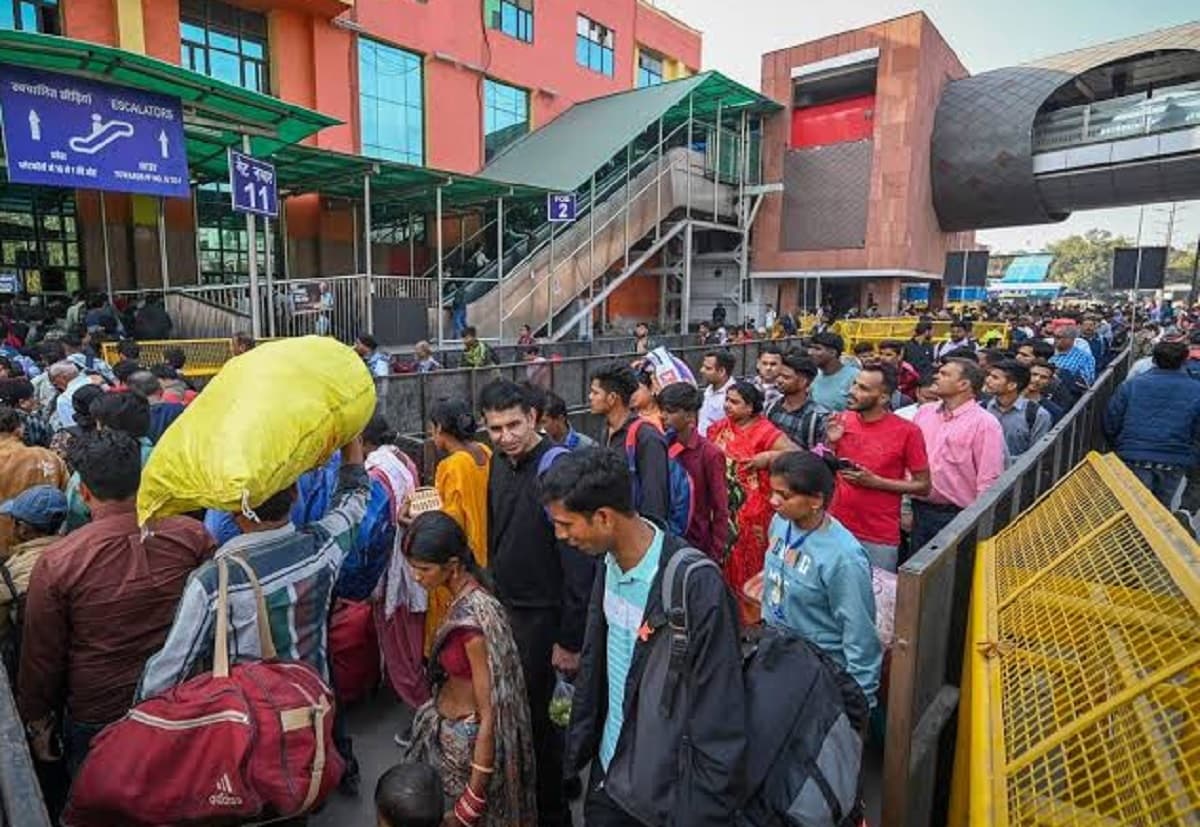 Holi 2025 : Delhi-NCR के स्टेशनों और बस अड्डों पर उमड़ी घर जाने वालों की भीड़, Video Viral