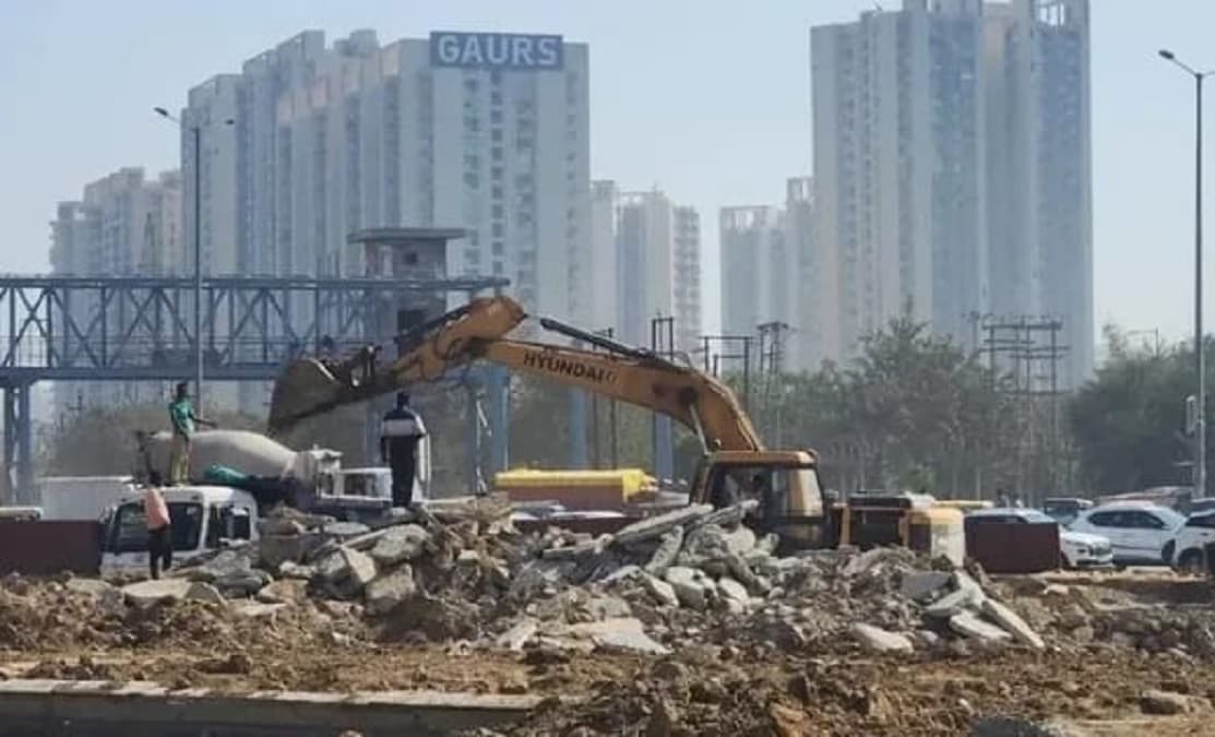 ग्रेटर नोएडा वेस्ट में 2 साल तक ट्रैफिक रहेगा बाधित, अंडरपास की खुदाई हुई शुरू