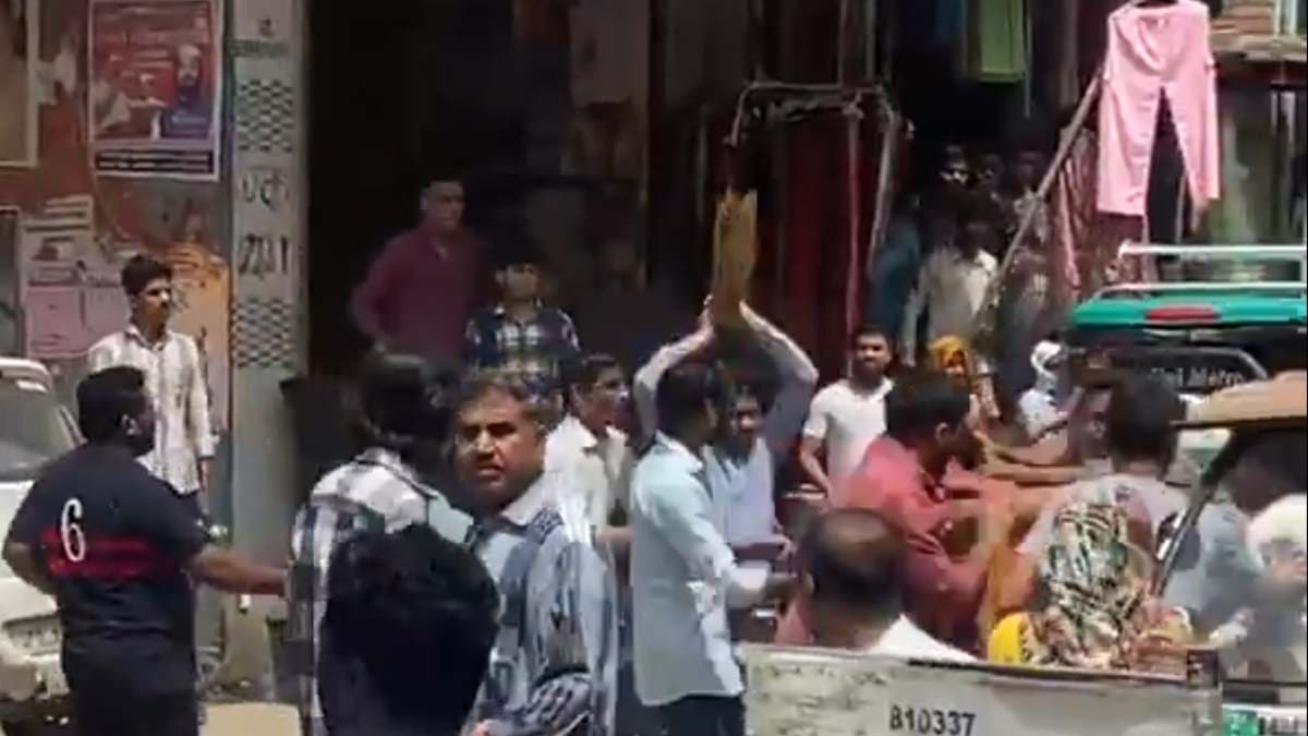 बागपत में मामूली बात पर झाड़ू युद्ध का वीडियो वायरल, हिंसक झड़प में बदली कहासुनी
