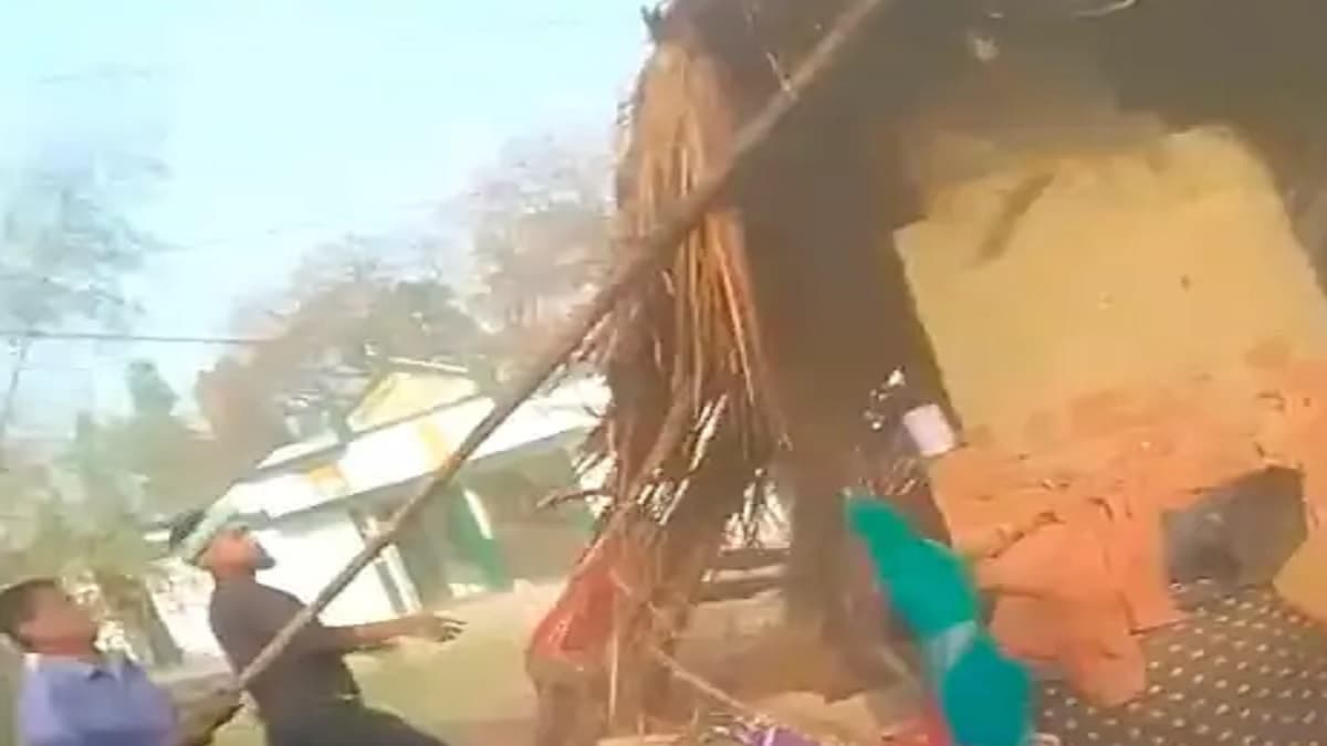 बस्ती में दबंगों का कहर, पहले परिवार को जमकर पीटा फिर मकान को किया जमींदोज