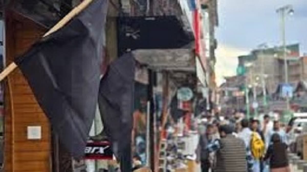 लाल चौक पर लगे काले झंडे, लोग बोले- कुरान में लिखा है सजा जरूर मिलेगी