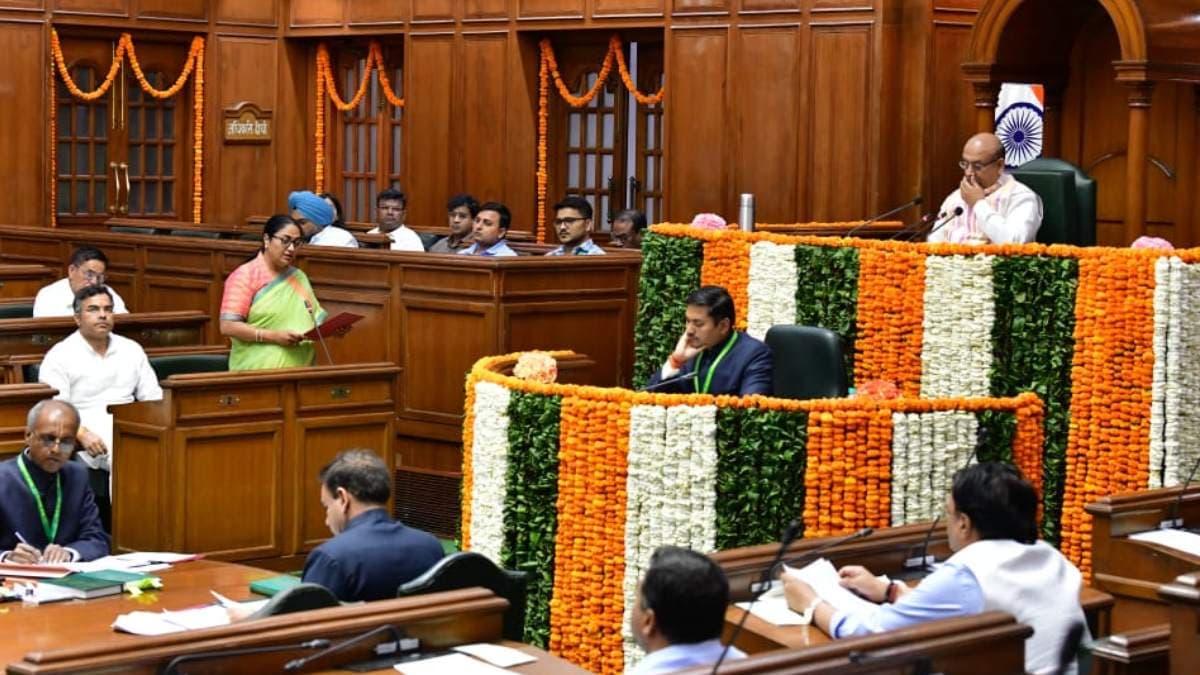 दिल्ली में बस, प्रदूषण को लेकर CM रेखा गुप्ता का केजरीवाल पर हमला, भ्रष्टाचार का लगाया आरोप