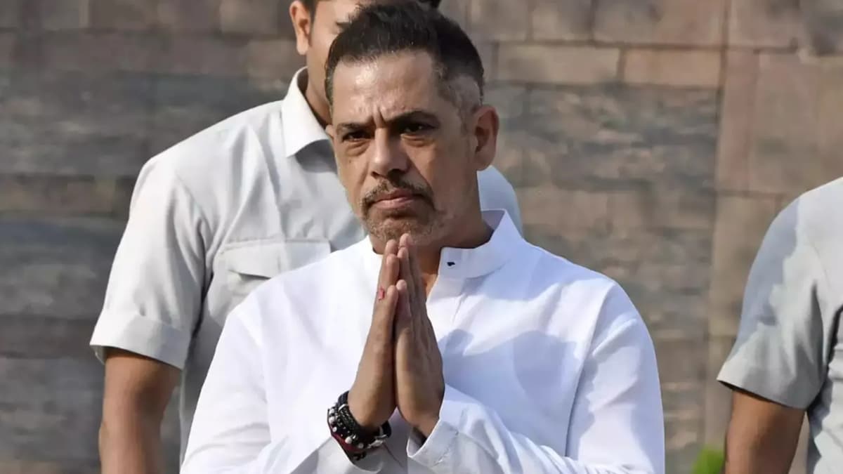 ईडी ऑफिस पहुंचे रॉबर्ट वाड्रा, समन पर बोले- सरकार बदले के तहत कार्रवाई कर रही
