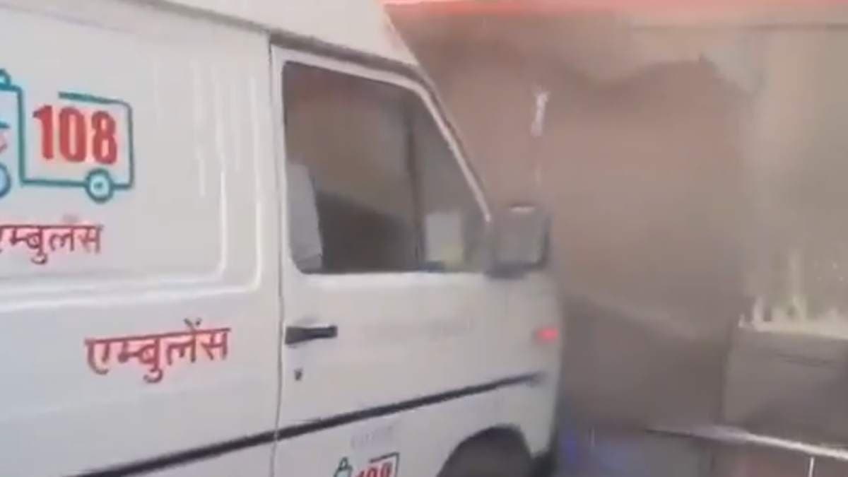 घायल पुलिसकर्मियों को लेकर जा रही एंबुलेंस हॉस्पिटल की दीवार से भिड़ी, वीडियो हो रहा वायरल