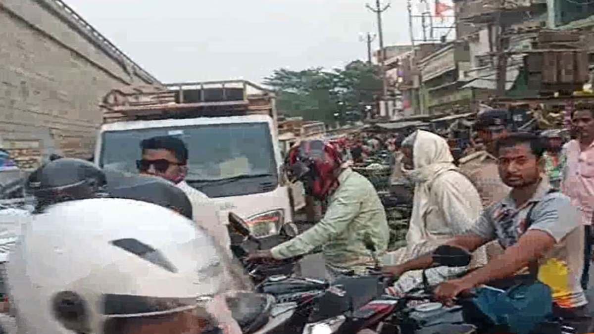 बिहार में ट्रैफिक पुलिस ने कराया हाई वोल्टेज ड्रामा, चालान काटा और ड्राइवर को पीटा