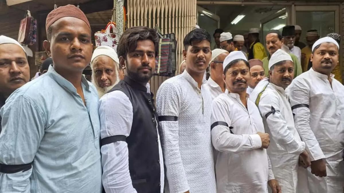 काली पट्टी बांध वक्फ बिल का विरोध करने वाले मुस्लिमों को झटका, पुलिस ने भेजा नोटिस