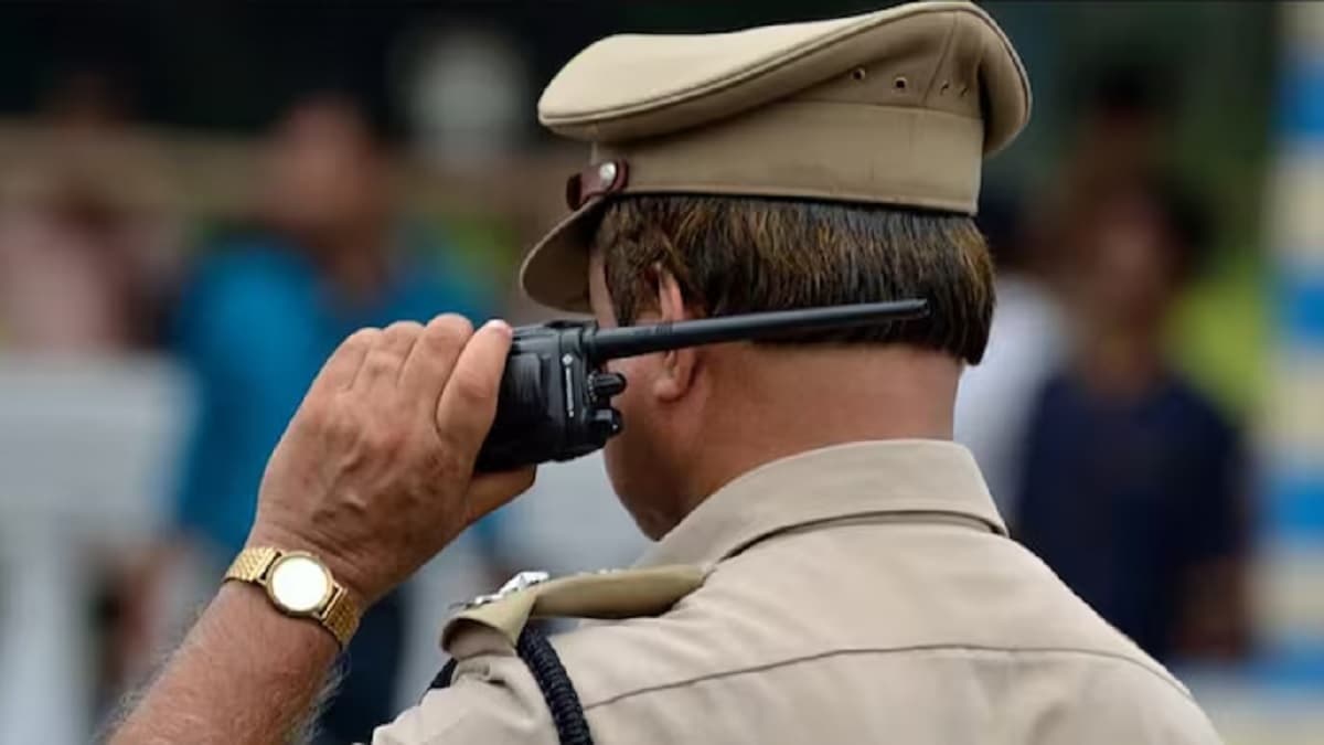 नोएडा में पूरी पुलिस चौकी लाइन हाजिर, जानें किस चक्कर में नप गई 'खाकी'?