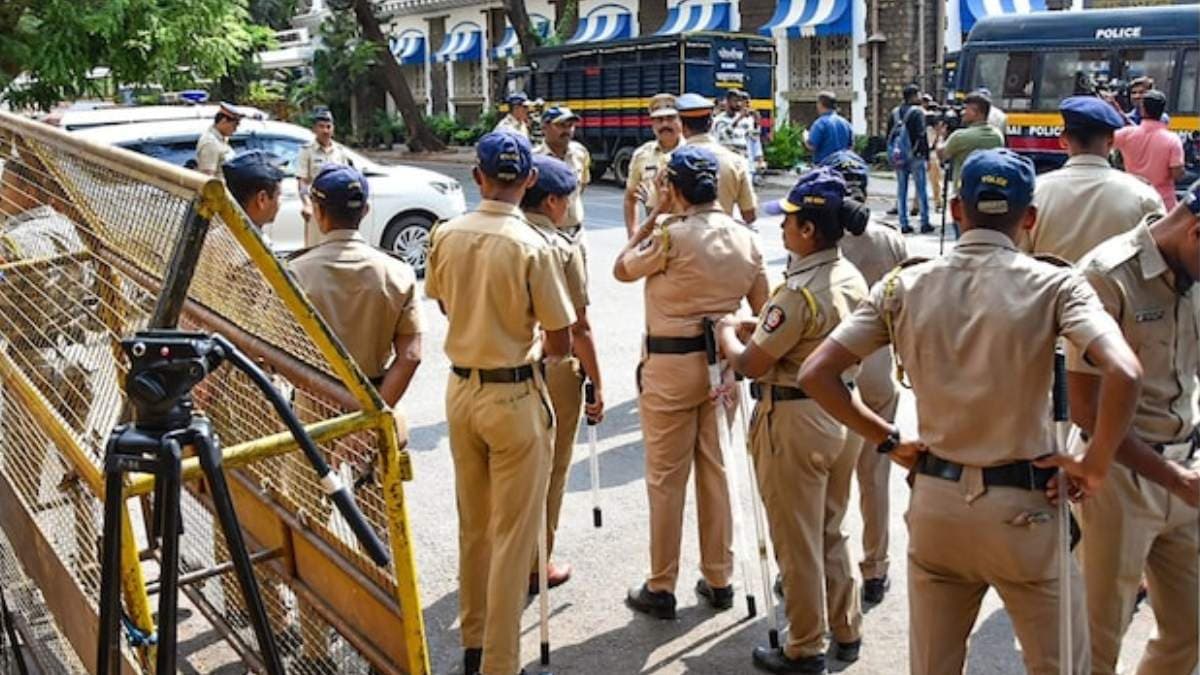 कव्वाली में गैंगस्टर ने उड़ाए पैसे, पुलिस ने कर लिया गिरफ्तार; 7 धाराओं में केस दर्ज