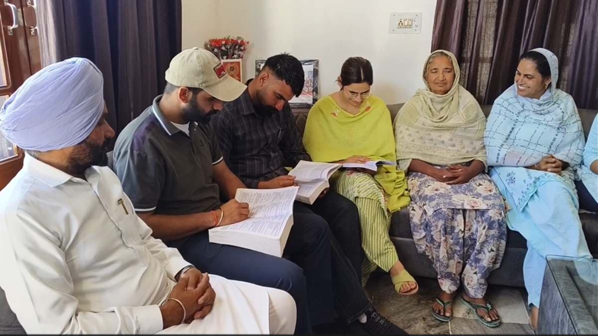 पंजाब के इस परिवार में 3 भाई-बहन को एक साथ मिली सरकारी नौकरी, 2 शिक्षा विभाग तो 1 हुआ पुलिस में भर्ती