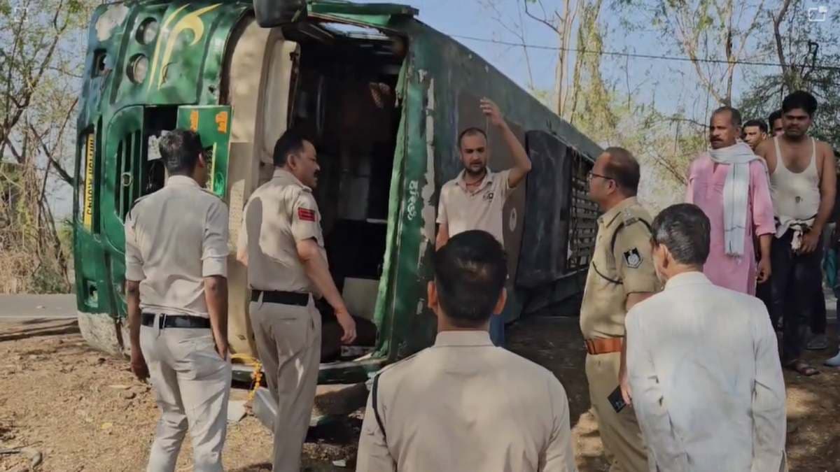 सागर में यात्रियों से भरी बस बीच सड़क पर पलटी; 30 से अधिक घायल, हादसे के बाद ड्राइवर और कंडक्टर फरार