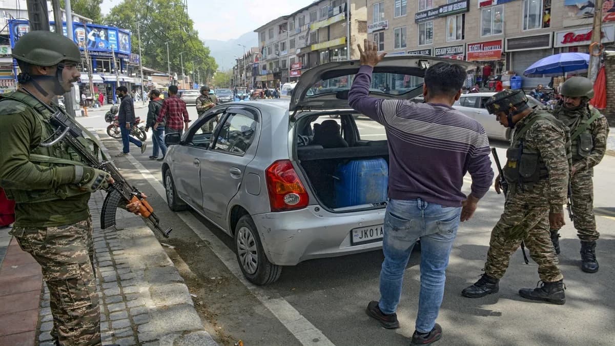 पहलगाम में आतंकी हमले के बाद दिल्ली में बढ़ाई गई सुरक्षा, टूरिस्ट प्लेस पर कड़ा पहरा