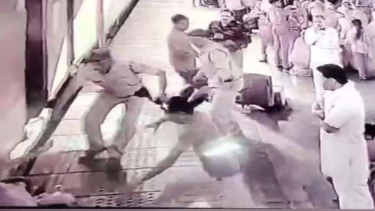 उज्जैन में चलती ट्रेन से गिरी युवती को पुलिसवालों ने बचाया, वीडियो वायरल