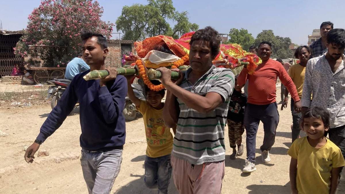 3 बच्चों की मां की मृत्यु, छोड़कर भाग गया पति; गांव वालों ने कराया अंतिम संस्कार
