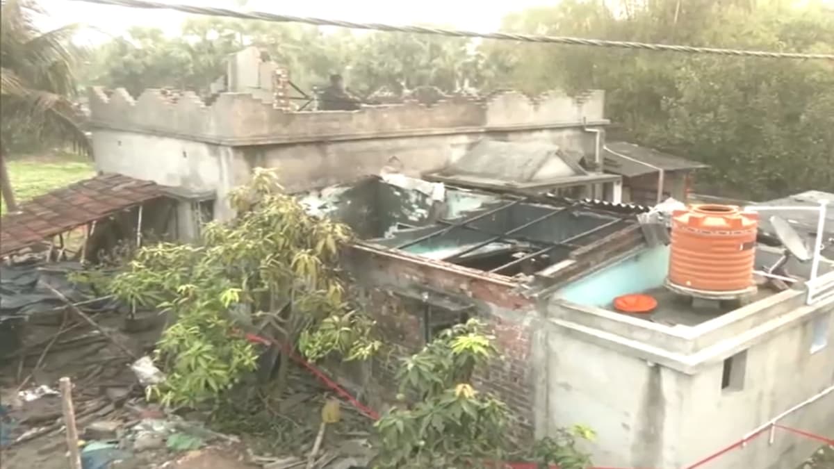 पश्चिम बंगाल में पटाखा फैक्ट्री में आग के बाद सिलेंडर फटा, 7 लोगों की मौत