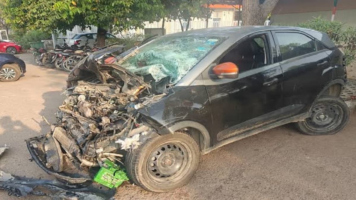 Noida News: पत्नी से फोन पर बात करके ट्रक से टकराया जनरल मैनेजर, यमुना एक्सप्रेसवे पर हुई घटना