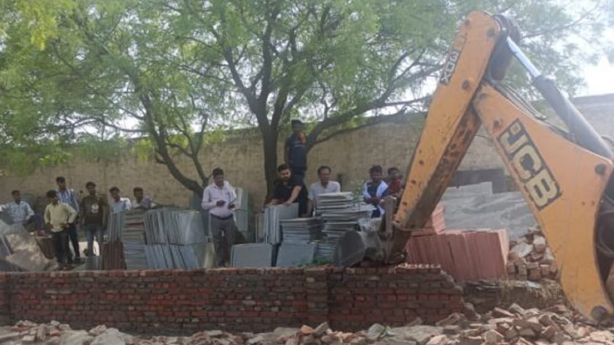 नोएडा में चला अथॉरिटी का 'बुलडोजर', 21 करोड़ की जमीन कराई कब्जा मुक्त