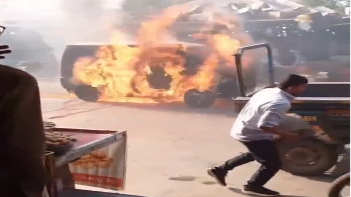 राजकोट में आग का गोला बनी दौड़ती कार, वायरल वीडियो ने उड़ाए होश