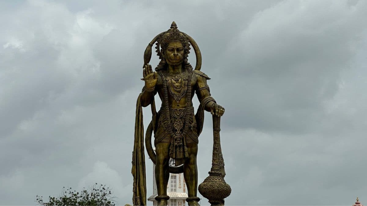 लाइफ बदल देंगी हनुमान चालीसा की ये 5 चौपाइयां, मिलेगा धन, यश, वैभव और सम्मान!