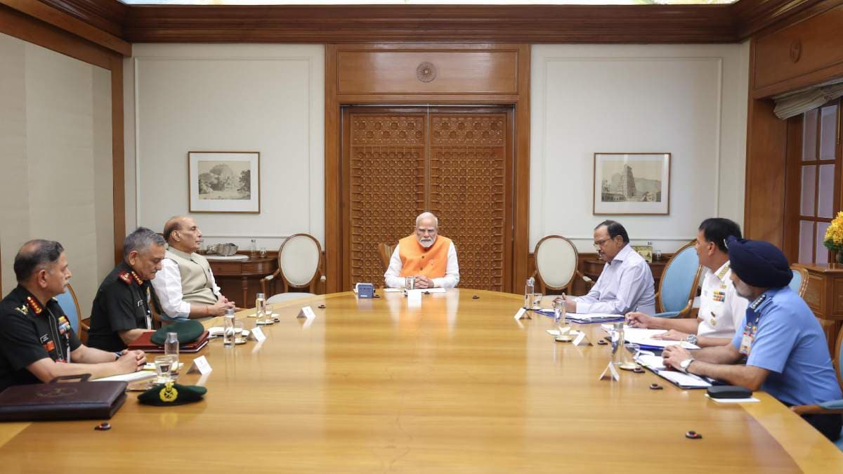 PM आवास पर डेढ़ घंटे चली बैठक खत्म, रक्षा मंत्री, NSA अजीत डोभाल समेत CDS थे मौजूद