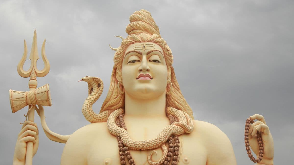 Pradosh Vrat 2025: भगवान शिव करेंगे हर समस्या का अंत, बस आज की शाम कर लें ये 5 उपाय!
