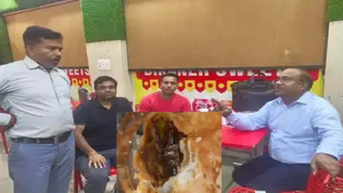 समोसे के अंदर निकला कॉकरोच, ग्राहक ने जमकर काटा बवाल, ऑनलाइन किया था आर्डर