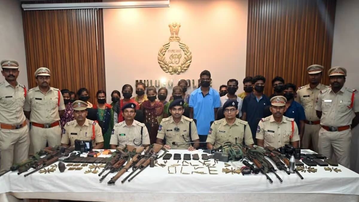 पुलिस को मिली बड़ी सफलता, तेलंगाना-छत्तीसगढ़ सीमा पर 20 नक्सली गिरफ्तार, भारी मात्रा में हथियार बरामद