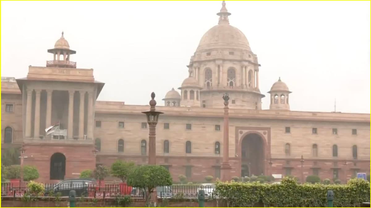 Delhi Rain: दिल्ली में मूसलाधार बारिश, पश्चिमी विक्षोभ एक्टिव होने के बाद अचानक बदला मौसम