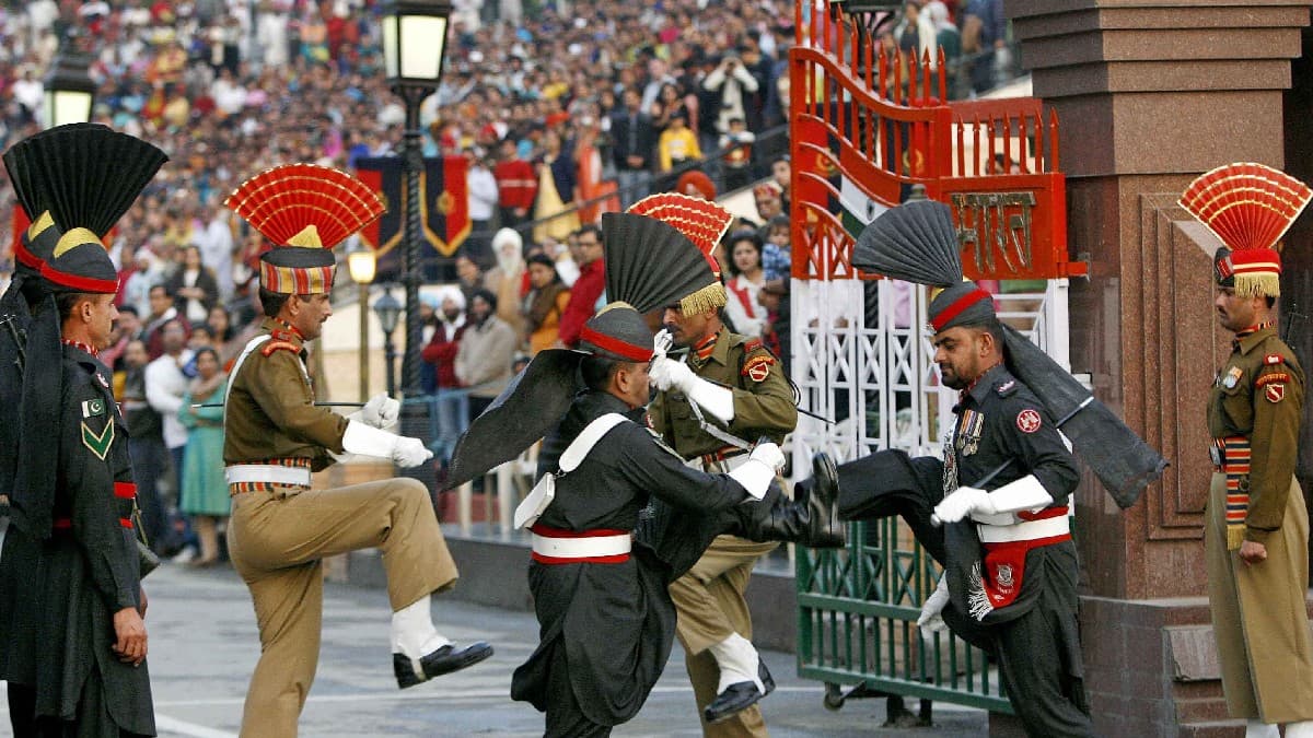 बॉर्डर पर फंसे पाकिस्तानियों को बड़ी राहत, भारत ने देश छोड़ने की बढ़ाई डेडलाइन