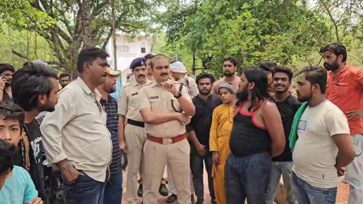 खंडवा के कब्रिस्तान में 3 महिलाओं की कब्र से छेड़छाड़, CCTV फुटेज को खंगाल रही पुलिस