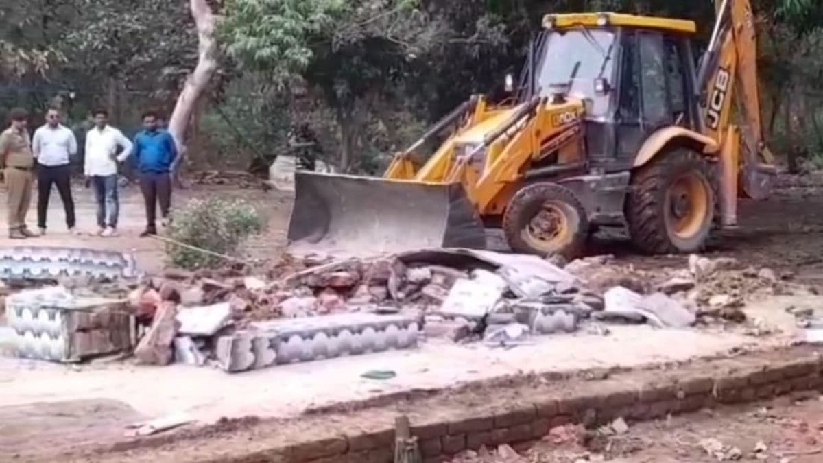 भारत नेपाल बार्डर पर अवैध मजार पर चला बुलडोजर, महाराजगंज में हुआ एक्शन