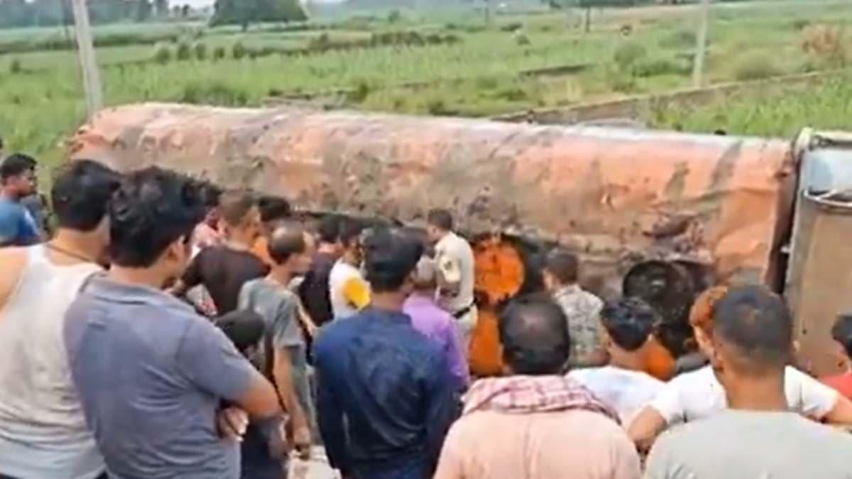 टैंकर पलटा तो तेल लूटने की मची होड़; बाल्टी-डिब्बा-बोतल लेकर आपस में भिड़े लोग, मूकदर्शक बनी पुलिस