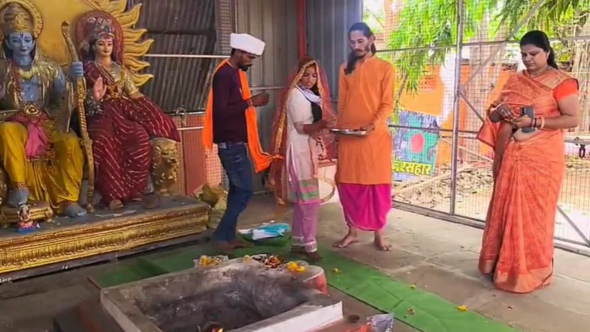 मुस्लिम युवती ने किया प्रायश्चित हवन, हिंदू धर्म अपनाकर बदला नाम, मंदिर में रचाई शादी