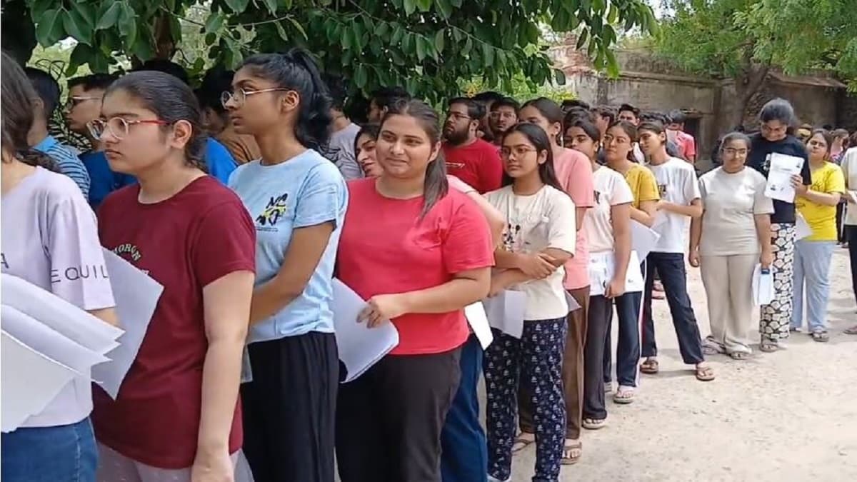 NEET UG 2025: परीक्षा केंद्रों पर बायोमेट्रिक मशीन खराब होने से छात्र परेशान, साल बर्बाद होने का सता रहा डर