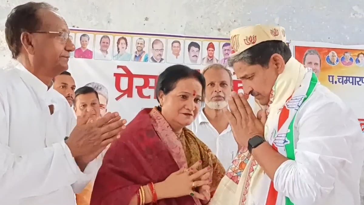 कांग्रेस सांसद मोहम्मद जावेद को कार्यकर्ताओं ने पहना दी कमल निशान वाली टोपी, वीडियो हुआ वायरल