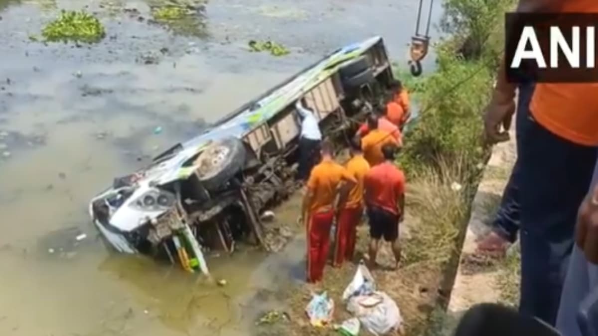 उड़ीसा में भीषण सड़क हादसा, ट्रैक्टर से टकराकर बस नाले में पलटी, 25 यात्री घायल