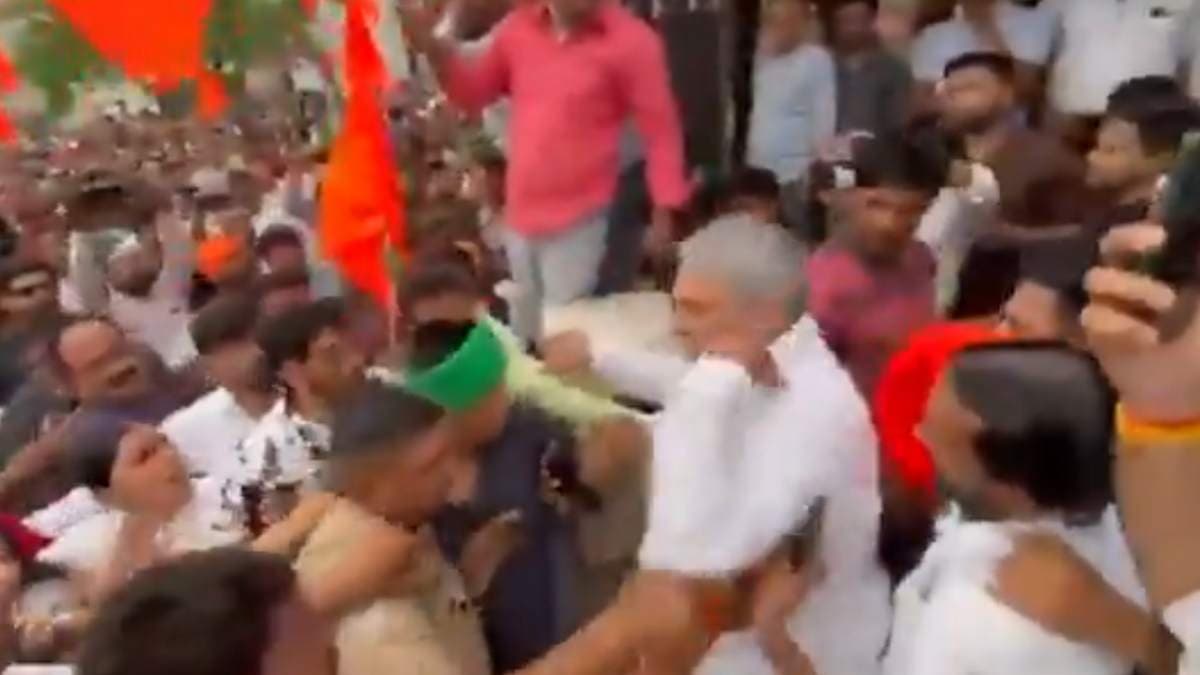 किसान नेता राकेश टिकैत के साथ धक्का-मुक्की, पगड़ी गिरी नीचे, वायरल हो रहा वीडियो