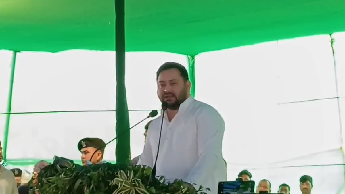 15 साल पुरानी गाड़ी की अनुमति नहीं तो 20 साल पुरानी सरकार क्यों? अति-पिछड़ा सम्मेलन में गरजे तेजस्वी