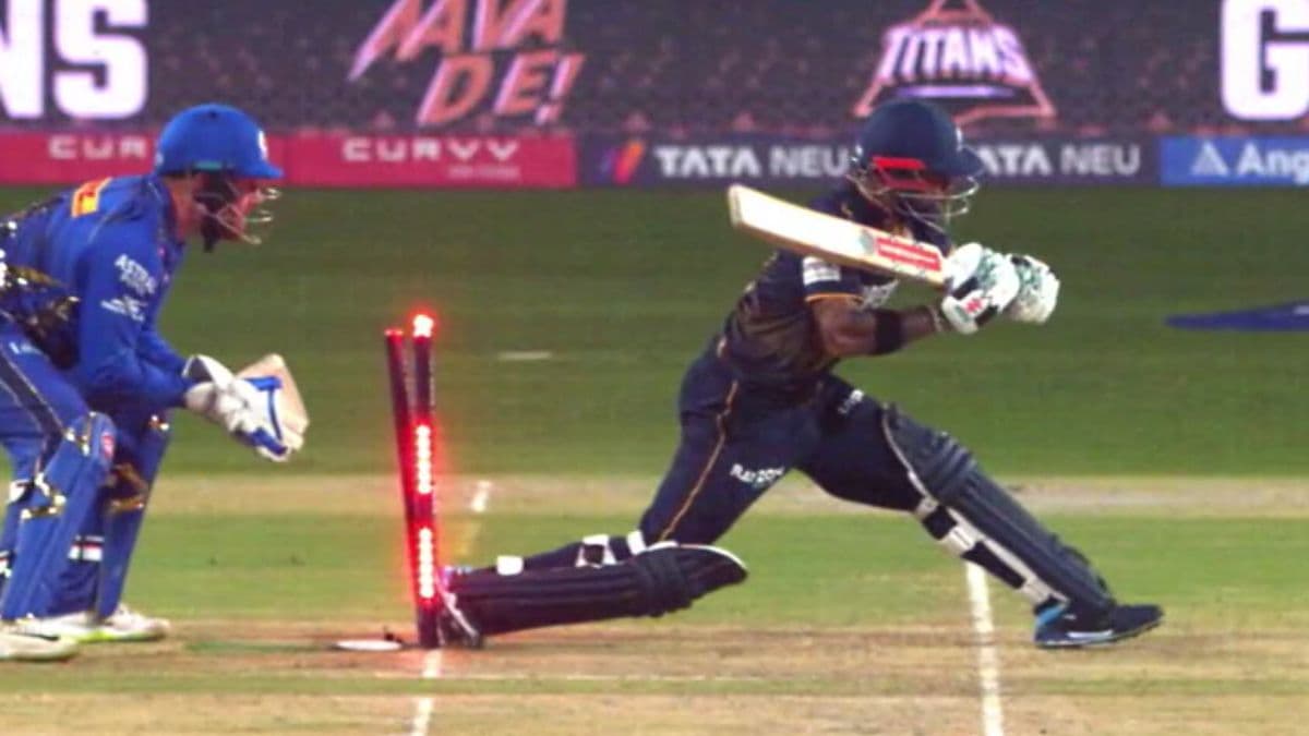 ऐसे कौन आउट होता है भाई! अपने ही पैर से बिखेर डाले स्टंप्स, Kusal Mendis ने तोहफे में दिया विकेट