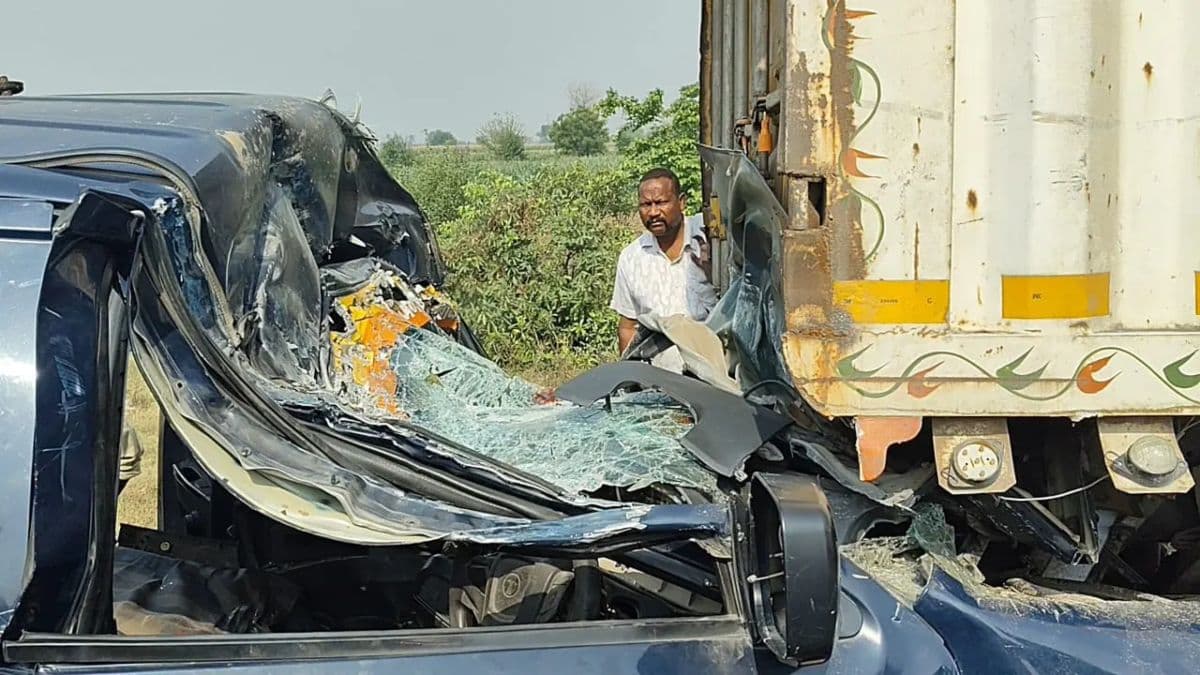 अलीगढ़ में बड़ा सड़क हादसा: कैदी सहित 4 पुलिस वालों की मौत, हाईवे पर कैंटर से टकराई गाड़ी